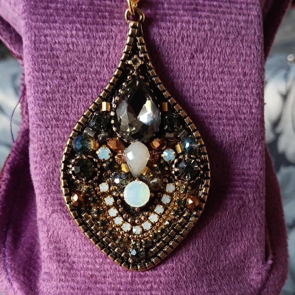 Elegant Pendant Necklace Beautiful Crystals
